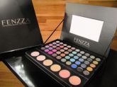 Paletta de sombras com blush, pó e sombras