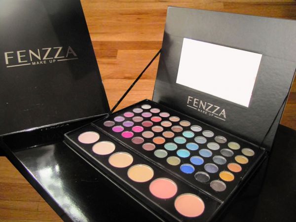 Paletta de sombras com blush, pó e sombras